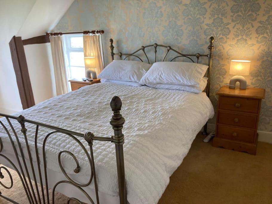 Bryntirion Farmhouse Rooms Llanfair Caereinion Ngoại thất bức ảnh